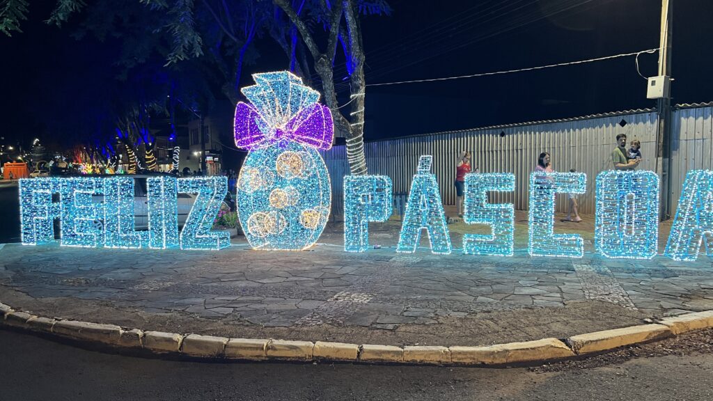 Abertura da programação da Páscoa “Cristo Vive” reúne famílias na Avenida Paraná